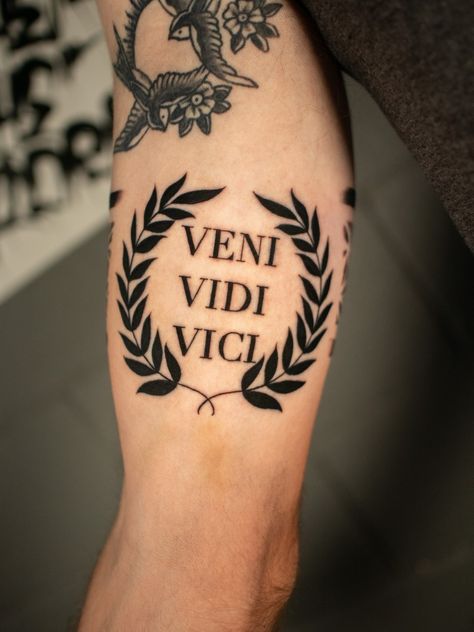 Veni Vidi Vici Tattoo, Thigh Tattoo Men, Traditional Japanese Tattoo Designs, Veni Vidi Vici, Traditional Japanese Tattoos, Stylist Tattoos, Japanese Tattoo Designs, Tattoo Sleeve Designs, Neck Tattoo