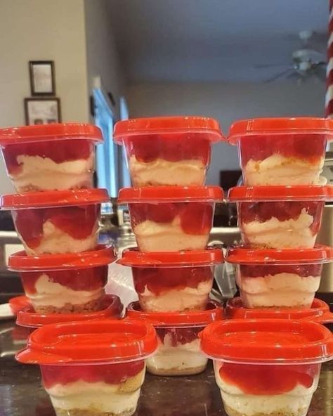 Cherry Cheesecake Jars, Weight Watchers Cheesecake, Mini Cherry Cheesecakes, Cheesecake Jars, Jello Cheesecake, Cherry Cheesecake Recipe, No Bake Cherry Cheesecake, Cherry Topping, Cheesecake In A Jar