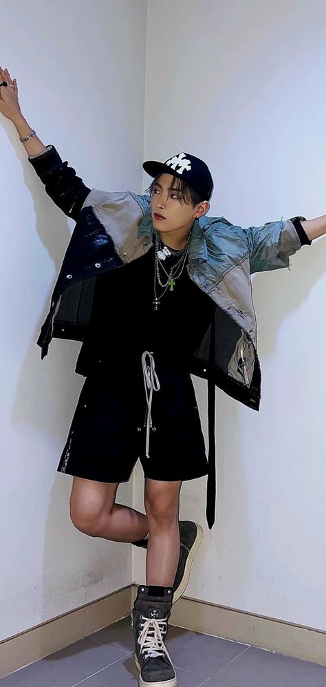 Hongjoong Fashion, Ateez Hongjoong Wallpaper, Hongjoong Ateez Icon, Hongjoong Wallpaper, Ateez Icon, Ateez Hongjoong, Hongjoong Ateez, Pic Pose, Kim Hongjoong