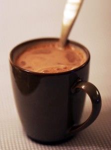 guilt free hot chocolate mix Diet Hot Chocolate Recipe, The Distillers, Vanilla Tea, Cup Of Hot Chocolate, Cafe Ideas, Chocolate Caliente, Peppermint Tea, Mint Tea, Winter Drinks