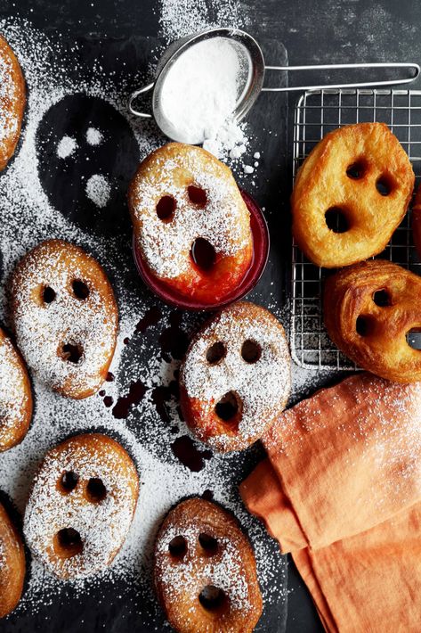 Halloween Ghost Doughnuts - The Candid Appetite Halloween Food Hacks, Ghost Donuts, 30 Days Of Halloween, Desserts Italian, Halloween Themed Snacks, Halloween Treats To Make, Creepy Halloween Food, Themed Snacks, Halloween Donuts