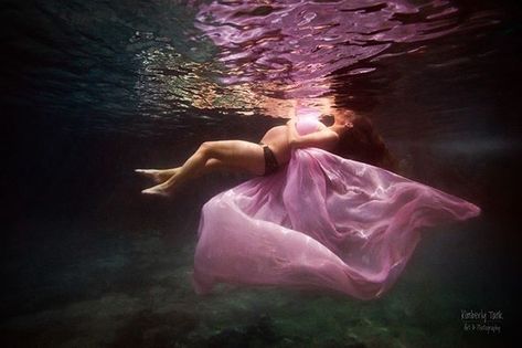 Newborn Safety Week! - National Association of Professional Child Photographers Underwater Photography Pool, Underwater Maternity Photography, Underwater Photoshoot, Photography Underwater, Underwater Portrait, Photography Videos, Underwater Pictures, Ocean Underwater, Beautiful Pregnancy