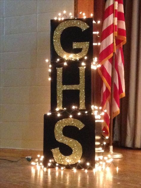 School Dance Backdrop Ideas, Black Gold Prom Decorations, Junior Prom Decorations Party Ideas, Prom Archway Ideas, Prom School Decoration, Tacky Prom Decorations, Go For The Gold Theme, Back To School Dance Decorations, School Event Decor