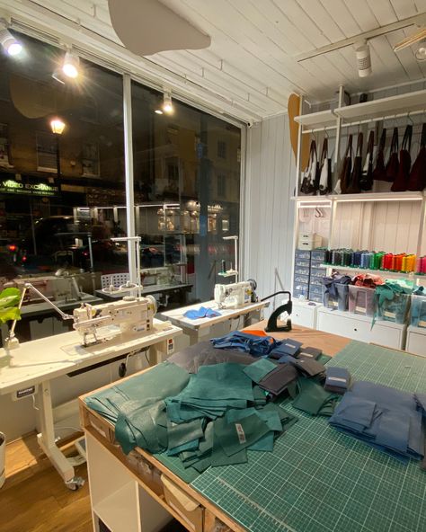 Fashion Workshop Studio, Sewing Workshop Ideas, Fashion Designer Studio Workspaces Sewing Rooms, Fashion Designer Workspace, Fashion Design Workspace, Tailor Aesthetic, Fashion Design Studio Workspaces, Sewing Atelier, Fashion Workshop