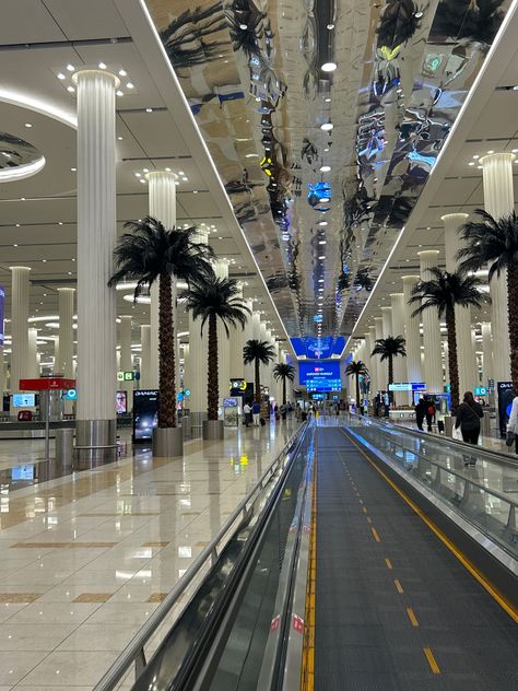 Dubai International Airport, Dubai Architecture, Dubai Holidays, Airport Aesthetic, Dubai Vacation, Dubai Airport, Dubai Aesthetic, Airport Photos, Airport Travel