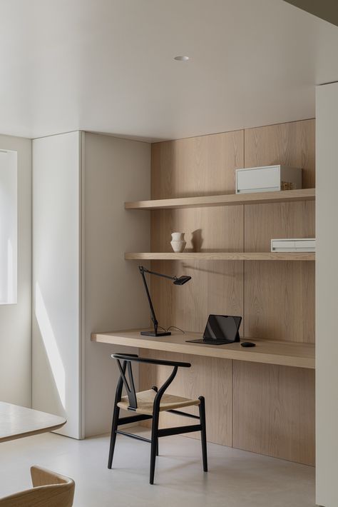 Minimal Study Room, Minimalist Study Room, Desk Furniture Design, Room With Bookshelves, Minimal Homes, Modern Study, Minimal Furniture, Small Home Offices, Desk Inspiration