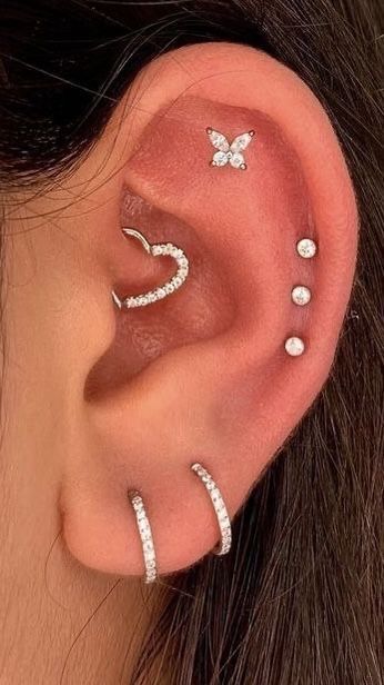 Ušný Piercing, Piercings Bonitos, Minimalist Ear Piercings, Unique Ear Piercings, Ear Peircings, Ear Piercings Chart, Cool Ear Piercings, Pretty Ear Piercings, Cool Piercings