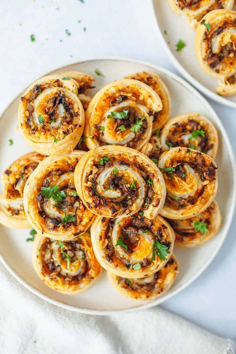 Puff Pastry Pinwheels with Mushroom and Vegan Cheese - Plant n' Spice Mushroom Puff Pastry, Vegan Puff Pastry, Pastry Pinwheels, Puff Pastry Pinwheels, Stuffed Mushrooms Easy, Mushroom Appetizers, Puff Pastry Appetizers, Pinwheel Appetizers, Pastry Appetizer