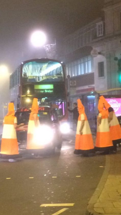 Happy Halloween!!  Human traffic cones stopping traffic :D Traffic Cone Costume, Disfraz Toy Story, Halloween Pranks, Police Call, Halloween Cans, Holloween Costume, Halloween Costumes Friends, Halloween Costume Outfits, Group Costumes