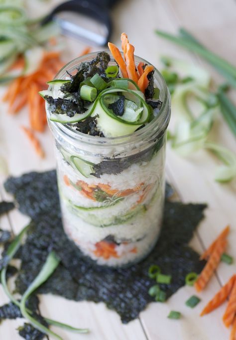 Sushi in a Jar via feastingonfruit.com Recipes In A Jar, Feasting On Fruit, Mason Jar Recipe, Vegan Lunch Box, Jar Meals, Diy Joy, Vegan Sushi, Mason Jar Salad, Mason Jar Meals