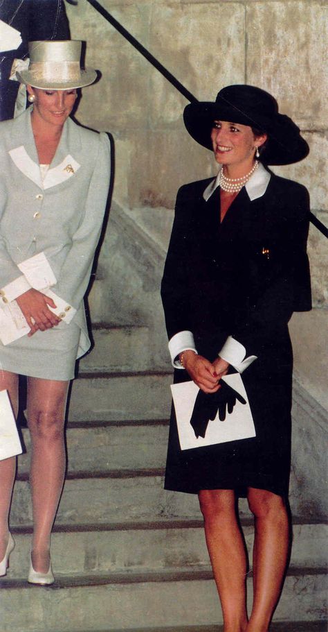 Diana with Sophie Rhys-Jones, future wife of Prince Edward Sarah Armstrong, Sophie's Choice, Iconic People, Princess Diana Family, Princess Diana Photos, Lady Louise Windsor, Real Princess, Princes Diana, Diana Fashion