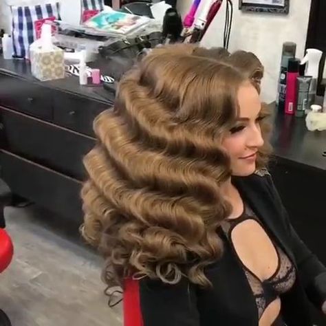 Middle Part Retro Waves, Diy Finger Waves Long Hair, Finger Curls Long Hair, How To Do Vintage Waves, Vintage Waves Hair Tutorial, Vintage Waves Hair Long, Elegant Waves Hairstyles, Hollywood Waves With Bangs, How To Do Hollywood Waves