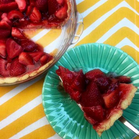 This recipe is for a fresh low carb strawberry pie with only 6g net carbs per slice. Keto Strawberry Pie, Keto Chinese, Keto Pies, Ancestral Nutrition, Sweet Board, Strawberry Pie Recipe, Sugar Free Jello, Ketogenic Desserts, Lchf Diet