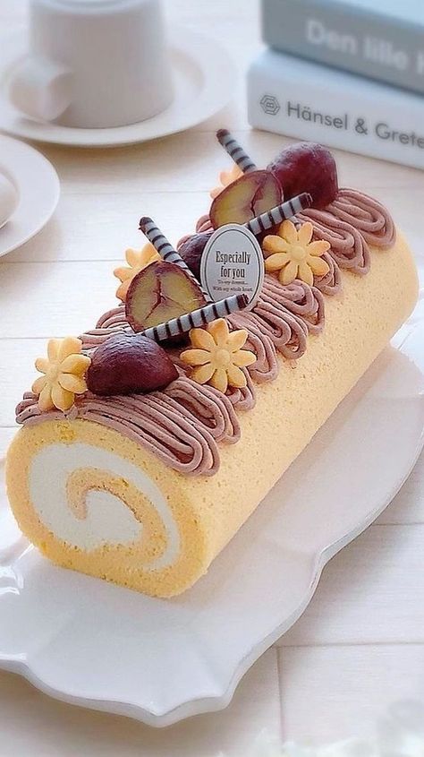 Swiss Roll Cakes, Swiss Roll Cake, Cake Roll Recipes, Elegant Birthday Cakes, Swiss Roll, Roll Cake, Dessert Decoration, Dessert Bread, Cake Roll