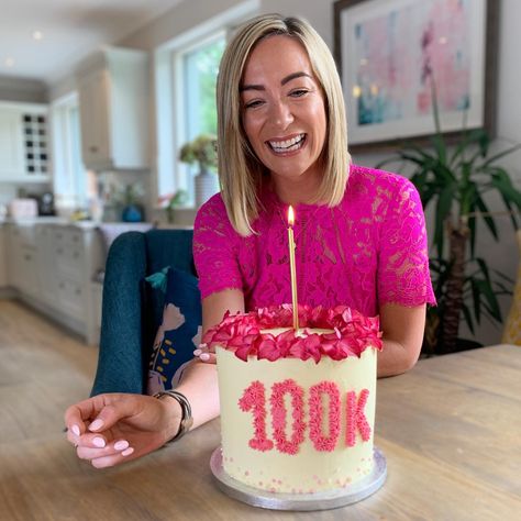 10k Cake Ideas, 100k Celebration Ideas, 100k Photoshoot Ideas, 100k Celebration, 100k Cake Design, 10k Followers Cake, 100 K Followers, Birthday Cake Celebration Pics, 20th Birthday