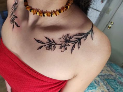 Under Collar Bone Tattoos, Tattoo Cover Ups, Clavicle Tattoo, Real Tattoos, Western Tattoos, Cool Chest Tattoos, Tattoos For Women Flowers, Chest Piece Tattoos, Tattoo Fails