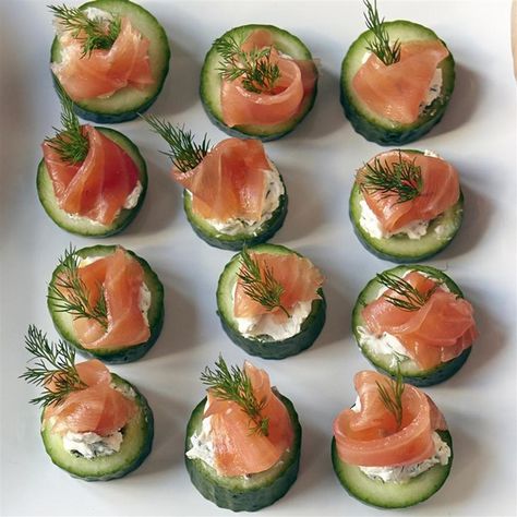 Cucumber Cups with Dill Cream and Smoked Salmon I "Classic combos are classic because the flavors go well together! Dill, cucumber, and smoked fish are combined with a bit of lemon to perk things up." Smoked Salmon Appetizer, Cucumber Cups, Salmon Appetizer, Quick Salmon, Smoked Salmon Recipes, Cucumber Bites, Appetizer Bites, Idee Pasto Sano, Smoked Salmon