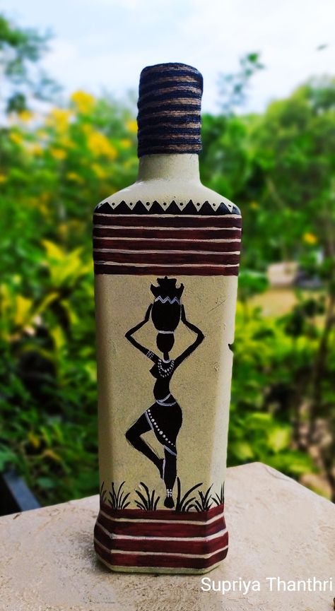 Tribal design on bottle painted with acrylic colors Bottle Painting With Mouldit, Painting Plastic Bottles Diy, Varli Painting Art On Bottle, Warli Bottle Painting, Warli Art On Bottles, Plastic Bottle Painting Ideas, Cute Bottle Painting, Bottle Art Ideas Paint, Aesthetic Bottle Art