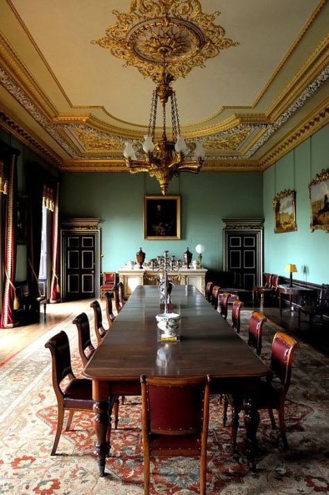 English Regency dining room English Country Manor, Historical Interior, English Interior, Green Walls, Elegant Dining Room, English Country House, Salou, Stately Home, Modern Dining Table