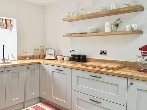 Light Wood Worktop Kitchen, Light Grey Kitchen Wooden Worktop, Cashmere Kitchen Wood Worktop, Cashmere Shaker Kitchen, Solid Wood Kitchen Worktops, Solid Oak Kitchen Worktop, Cashmere Kitchen, Kitchen Color Palettes, Wood Worktop