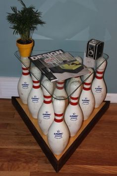 bowling pins turned table...would be cool for the… Bowling Decor, Bowling Pin Crafts, Bowling Ball Yard Art, Bowling Ball Art, Images Pop Art, Upcycle Diy, Bowling Party, Bowling Balls, Artwork Ideas