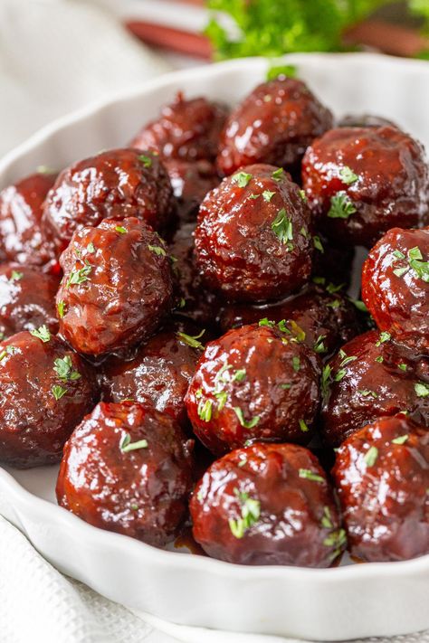 Grape Jelly Meatballs (5-minute Appetizer) - Momsdish Potato Pierogi, Peppermint Meringue, Party Food Meatballs, Jelly Meatball Recipe, Grape Jelly Meatballs Recipe, Meatball Appetizer Recipe, Jelly Meatballs, Cocktail Meatballs, Pierogi Recipe