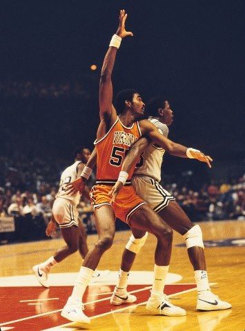 Ralph Sampson vs Patrick Ewing #UVa #Hoos Gonzaga Basketball, College Basketball Players, Rockets Basketball, Ralph Sampson, Patrick Ewing, I Love Basketball, Action Images, Basketball History, Vintage Basketball