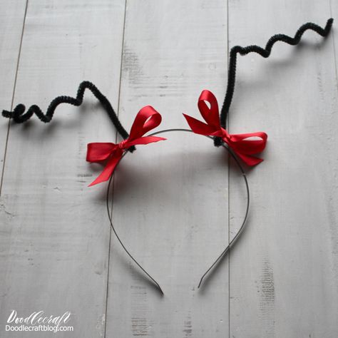 Doodlecraft: How the Grinch Stole Christmas: Cindy Lou Who Hair & Headband DIY! Diy Christmas Costumes, Who Hair, Christmas Headband Diy, Whoville Costumes, Cindy Lou Who Hair, Cindy Lou Who Costume, Grinch Halloween, Grinch Costumes, Der Grinch