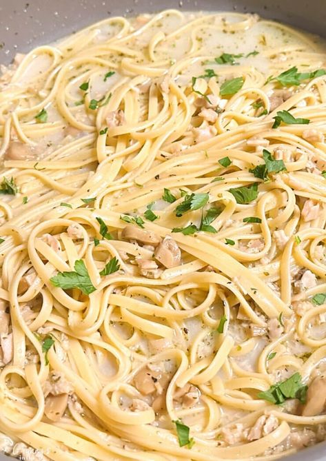 Linguini And Clams Recipe, Linguine Recipes Easy, Linguini With Clam Sauce, Clam Pasta Recipe, Linguine With White Clam Sauce, Pasta With Clam Sauce, Clam Sauce Recipe, Linguine And Clams, Clams Recipe