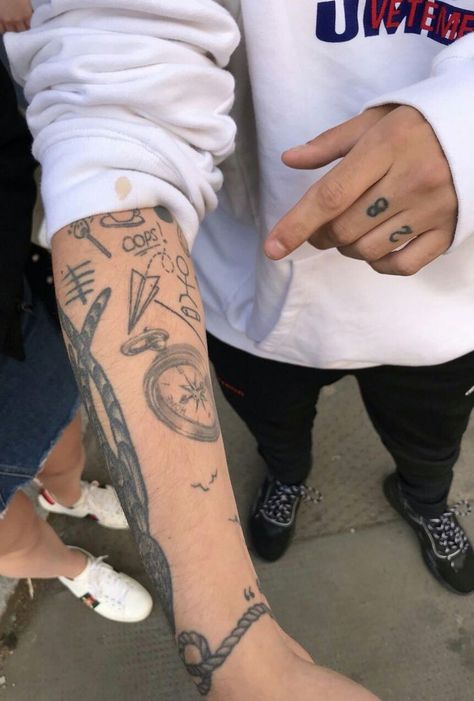 Louis Tomlinson Tattoos, One Direction Tattoos, Louis And Harry, Louis Williams, The Perfect Guy, Larry Stylinson, Louis Tomlinson, Wall Collage, One Direction