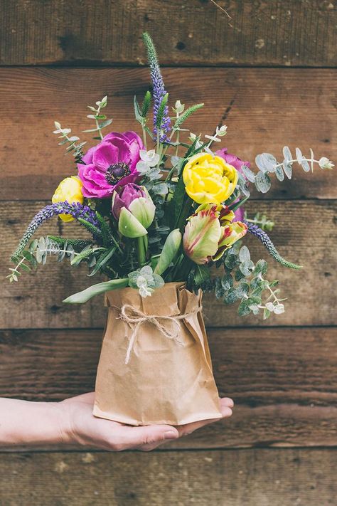 Flowers in a bag בר מצווה, Deco Floral, Live Simply, Arte Floral, Brown Paper, Beautiful Blooms, Ikebana, Love Flowers, Cut Flowers