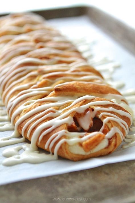 Use crescent roll dough to make this Cinnamon Apple Danish Recipe. It's simple to throw together and tastes amazing fresh out of the oven! Apple Cinnamon Cream Cheese, Apple Danish Recipe, Cinnamon Danish, Cinnamon Pastry, Danish Bread, Apple Cheese, Apple Danish, Homemade Pastry, Danish Recipe