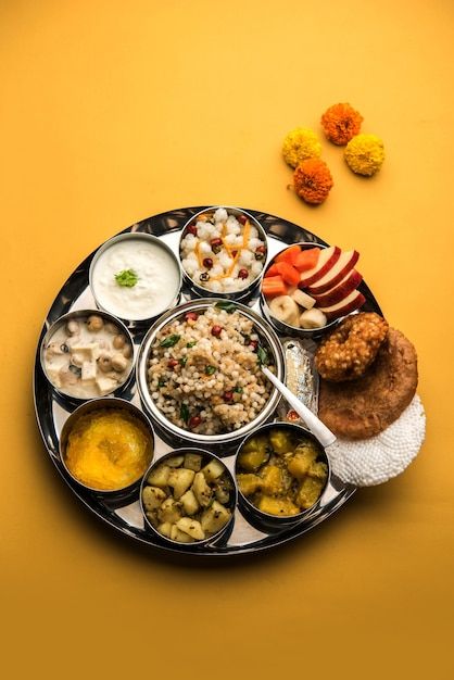 Navratri upwas thali / fasting food plat... | Premium Photo #Freepik #photo #food-platter #indian-cuisine #indian-food #indian-dish Fasting Food, Tiffin Service, Navratri Recipes, Kulfi Recipe, Food Platter, Naan Recipe, Veg Dishes, Indian Dishes, Food Platters