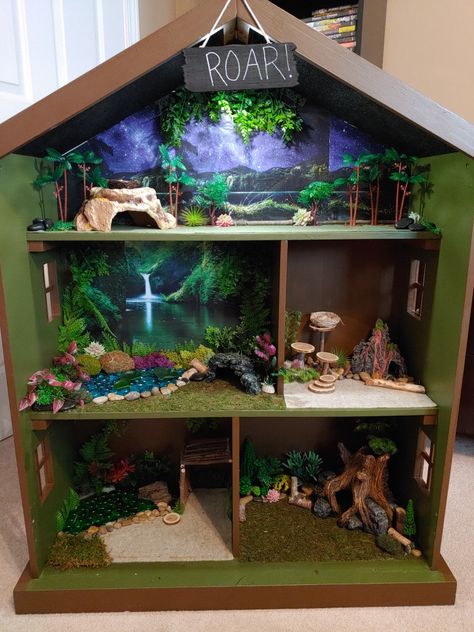 Outdoor Dolls House, Diy Dinosaur Play Area, Dinosaur Dolls House, Dinosaur Room Ideas Diy, Diy Boys Dollhouse, Dinosaur Doll House Diy, Boy Dollhouse Diy, Dinosaur Play Ideas, Dollhouse Makeover For Boys