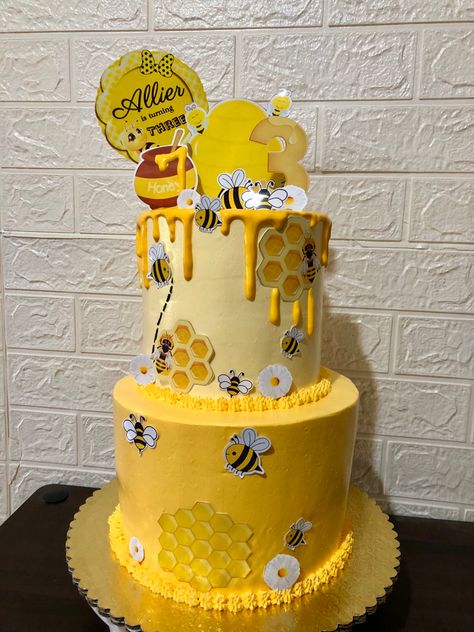 Bumblebee Birthday, Bee Birthday Theme, Bee Themed Birthday Party, Bumble Bee Birthday, Birthday Return Gifts, Baby F, Party Organization, Bee Party, Bee Birthday