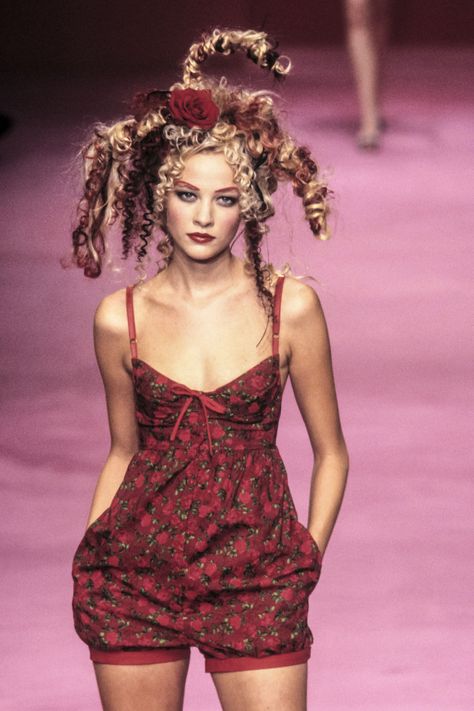 Betsey Johnson - Spring 1999 RTW Betsey Johnson Runway, Princess Lingerie, Betsey Johnson Clothes, 90s Runway, 90s Runway Fashion, Runway Fashion Couture, Vintage Runway, Original Supermodels, Betsey Johnson Dresses