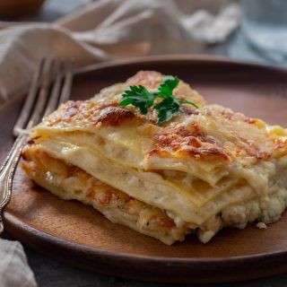 Lasagna Photography, Four Cheese Lasagna, Pizza Y Vino, Homemade Lasagna Noodles, Italian Food Photography, Béchamel Sauce, How To Make Lasagna, Meat Lasagna, Cheese Lasagna