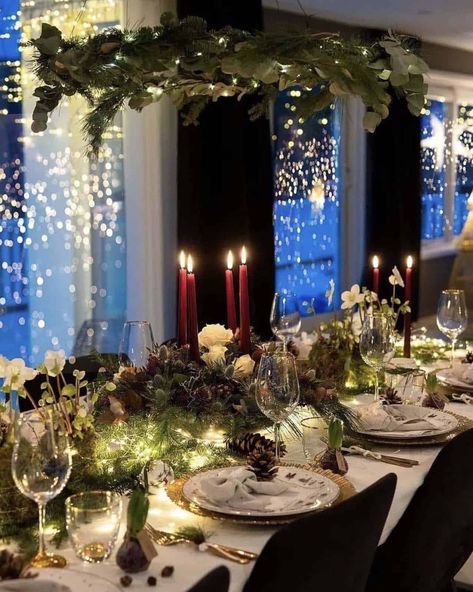 25 Elegant Christmas Table Decorating Ideas For A Festive Holiday Christmas Dining Table Decorations, Elegant Christmas Table, Dinner Table Set Up, Christmas Dinner Table Settings, Dining Table Decorations, Christmas Dining Table Decor, Christmas Dining Table, Christmas Dinner Table, Merry Bright Christmas