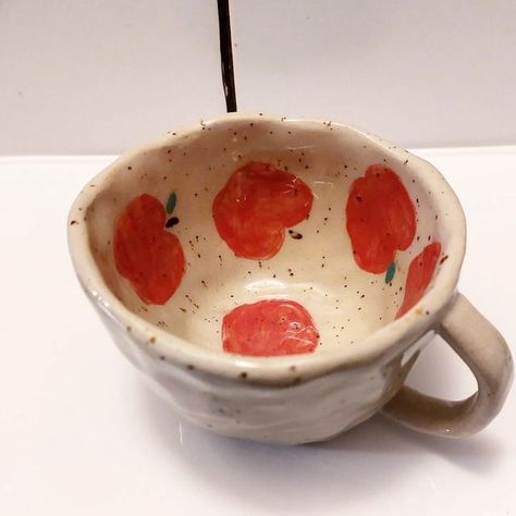 Apple Pottery, Apple Ceramic, Pretty Pottery, Ceramic Apple, Apple Painting, Crafting Inspiration, Painted Mugs, Painted Plates, Apple Design