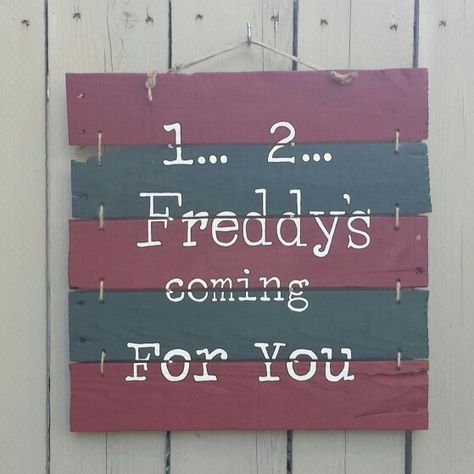 Freddy Krueger Decorations Diy, Freddy Krueger Halloween Decorations Diy, Freddy Krueger Decorations, Freddy Krueger Painting, Freddie Kruger Wreath, Freddy Kruger Decorations, Freddy Krueger Canvas Painting, Freddy Krueger Room Decor, Wooden Halloween Signs