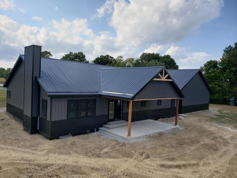 Dark Metal House, Dark Grey And Black Barndominium, Gray And Black Barndominium Exterior, Two Tone Metal Building, Black And Grey Barndominium, Charcoal And Black Metal Building, Charcoal Barndominium, Grey Siding With Black Trim, Grey And Black Barndominium Exterior