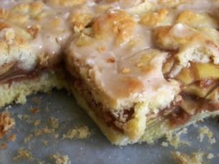 Apple Shortbread Bars Apple Shortbread, Best Apple Desserts, Best Apple Recipes, Streusel Bars, Sweet Apples, Apple Streusel, Cookie Sandwich, Shortbread Bars, Apple Dessert Recipes