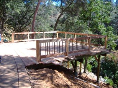 Hillside Deck, Steep Backyard, Steep Gardens, Redwood Decking, Build A Deck, Terrasse Design, Deck Layout, Sloped Yard, Sloped Backyard