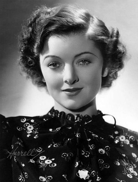 List of Famous 1930s Actresses 1930s Hair, Hollywood Vintage, Myrna Loy, Cary Grant, Actrices Hollywood, Hollywood Legends, 1930s Fashion, Foto Art, Iconic Photos