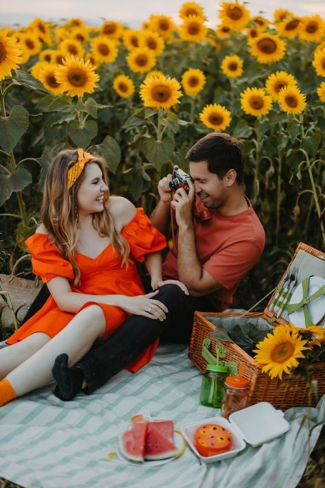 Picnic Shoot, Sunflower Field Pictures, Pregnancy Announcement Photoshoot, Sunflower Photography, Cute Birthday Pictures, Engagement Pictures Poses, Wedding Couple Photos, Pre Wedding Poses, Wedding Couple Poses Photography