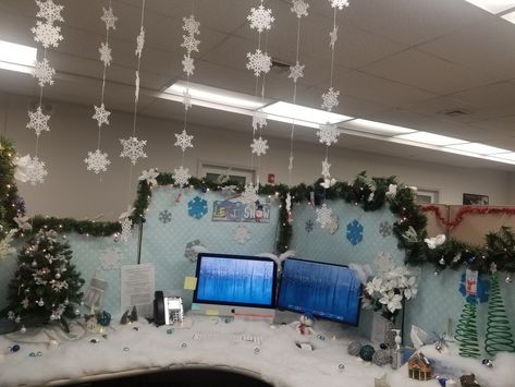 Cubicle decoration. Cubical Christmas Decorations, Work Christmas Decorations, Christmas Decorations Simple, Cubical Ideas, Christmas Desk Decorations, Christmas Cubicle, Cubicle Decorations, Christmas Cubicle Decorations, Christmas Desk