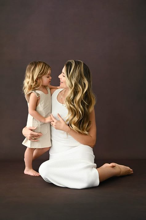 Mom Daughter Photography, Mother Daughter Poses, Mother Daughter Photoshoot, Daughter Photography, Studio Photoshoot Ideas, Mothers Day Pictures, Hollywood Studio, Mother Daughter Photography, Cute Short Dresses