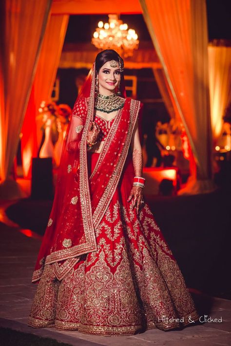 Photo of Red bridal lehenga with green jewellery Green Jewellery, Indian Wedding Lehenga, Outfits Indian, Indian Bridal Photos, Wedding Lehenga Designs, Indian Bride Outfits, Bridal Lehenga Collection, Indian Bridal Lehenga, Designer Bridal Lehenga