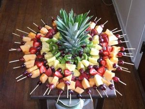 Fruit-kabob platter Inexpensive Party Food, Fruit Kabobs Display, Fruit Tray Ideas, Watermelon Snack, Fruit Kabob, Fruit Appetizers, Graduation Party Foods, Fruit Skewers, Fruit Displays