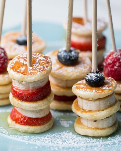 Strawberry Banana Pancake Skewers Pancake Skewers, Strawberry Banana Pancakes, Banana Pancake, Dessert Shots, Fest Mad, Food Party, Snacks Saludables, Party Recipes, God Mat